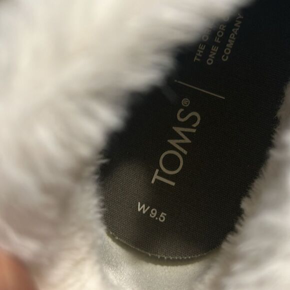 Toms Green Camo Slip-On Shoes with White Fur Lining - Picture 9 of 13